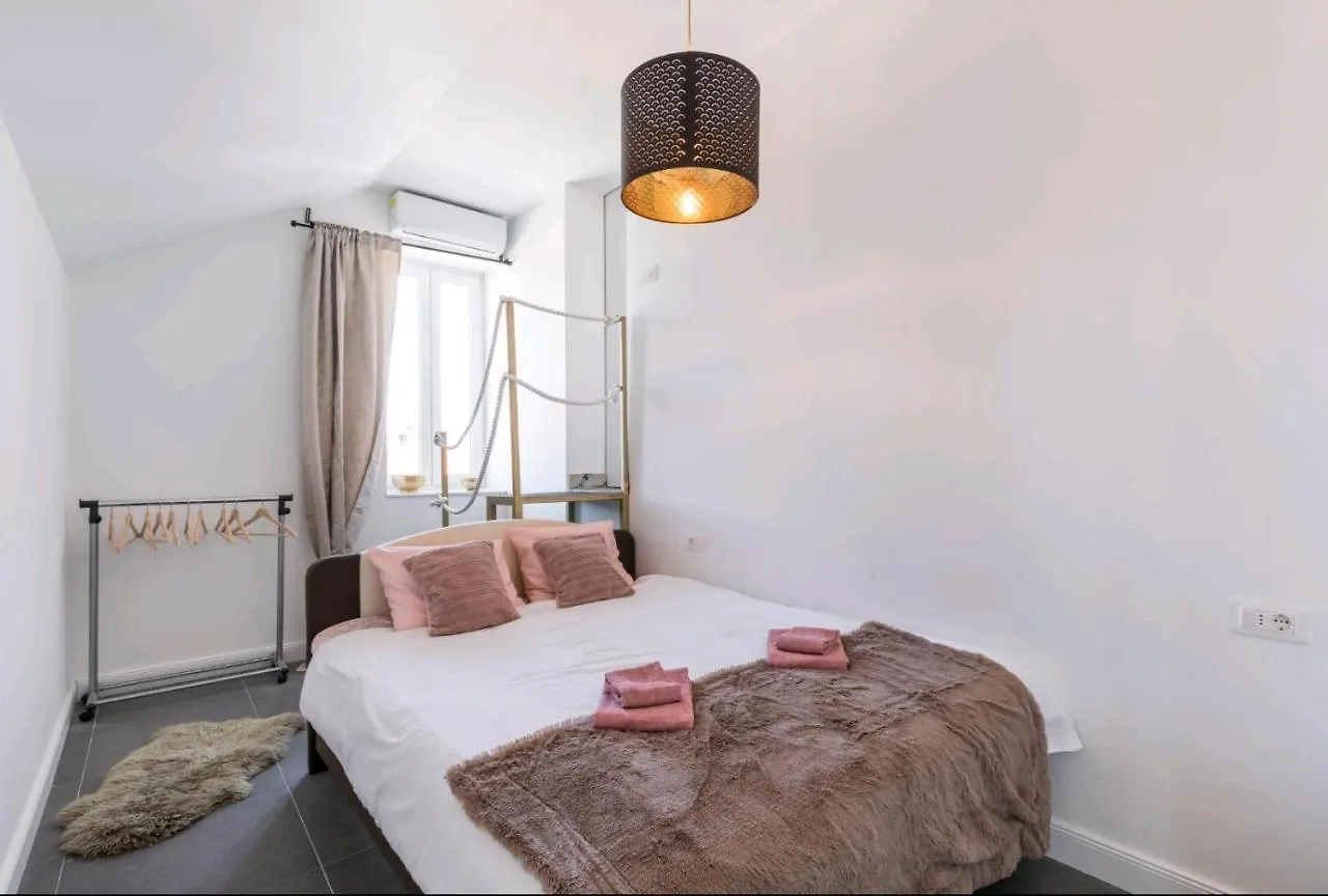 Just Like This - Cityapartment With Netflix Split